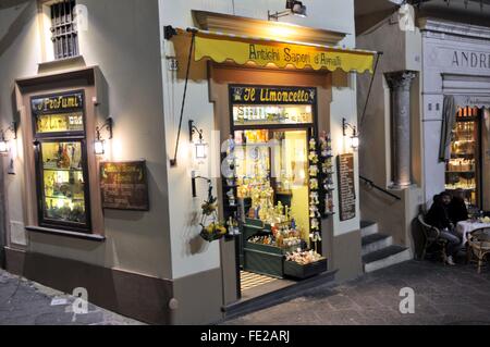 Shop with limoncello bottles, the typical lemon liqueur, Amalfi, Campania, Italy    Credit © Ernesto Goglia/Sintesi/Alamy Stock Stock Photo