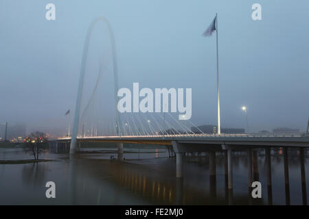 A Foggy morning Margaret Hunt Bridge into Dallas Stock Photo