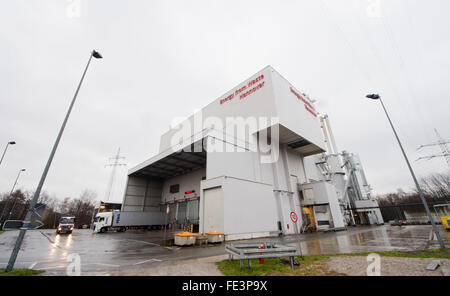 Hanover, Germany. 04th Feb, 2016. Exterior view of an 'EEW Energy from Waste' waste burning facility in Hanover, Germany, 04 February 2016. Each year the 18 facilities from the EEW group can turn around 4.7 tons of waste into energy and dispose of it in an environmentally friendly way. Beijing Enterprises from China is acquiring the Helmstedt-based waste burning specialists EEW Energy from Waste for 1.438 billion euros. Photo: JULIAN STRATENSCHULTE/dpa/Alamy Live News Stock Photo