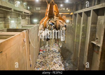 Hanover, Germany. 04th Feb, 2016. A crane transports waste to an 'EEW Energy from Waste' waste burning facility in Hanover, Germany, 04 February 2016. Each year the 18 facilities from the EEW group can turn around 4.7 tons of waste into energy and dispose of it in an environmentally friendly way. Beijing Enterprises from China is acquiring the Helmstedt-based waste burning specialists EEW Energy from Waste for 1.438 billion euros. Photo: JULIAN STRATENSCHULTE/dpa/Alamy Live News Stock Photo