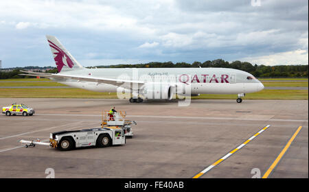 Qatar Airways Boeing 777-200LR A7-BBE at Edinburgh Airport Stock Photo