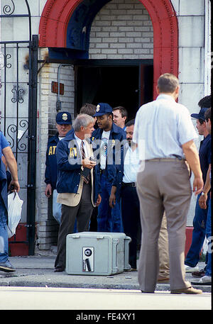 Chicago, Illinois, USA, 5th August,1986 Federal agents along with Chicago Police raid the headquarters Temple building of the El Rukn gang. Here FBI agents remove a safe from inside the building. The raid resulted in confiscation of an armory, including the rocket launcher, hand grenades and automatic rifles and pistols, money, drugs.  The investigation also led to the indictment of Jeff Fort and three other gang members in October on charges of conspiring to obtain money from the Libyan government in return for promising to commit terrorism. Credit: Mark Reinstein Stock Photo