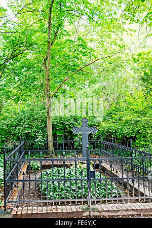 Friedhof mit dem Grab des Pfarrers Schmidt von Werneuchen und seiner Kirche Stock Photo