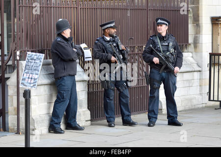 London, England, UK. Armed police officer with a Heckler & Koch MP5 9mm ...