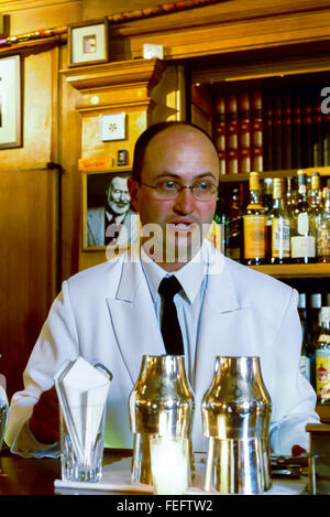 Paris, France, Bartender Mixing Cocktail Drinks, in French Bar, Hemingway in The Ritz Hotel, (Colin Fields) inside bar france Stock Photo