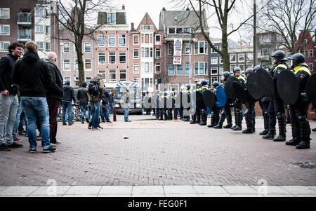 Refugee welcome, racism not! Demonstration, Amsterdam, The Netherlands. Amsterdam, The Netherlands. 06th Feb. Riot police clashed with demonstrators in Amsterdam as supporters of the anti-Islam group PEGIDA tried to hold their first protest meeting in the Dutch capital. Only about 200 PEGIDA supporters were present, outnumbered by police and left-wing demonstrators who shouted, 'Refugees are welcome, fascists are not!' Dutch riot police detained several people as officers on horseback intervened to separate the two groups of demonstrators. Credit:  Romy Arroyo Fernandez/Alamy Live News.