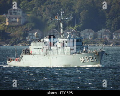 BNS Lobelia (M921), a Flower-class (or Tripartite-class) minehunter of the Belgian Navy as it approaches Cloch Point in Gourock. Stock Photo