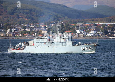 BNS Lobelia (M921), a Flower-class (or Tripartite-class) minehunter of the Belgian Navy as it passes Cloch Point in Gourock. Stock Photo