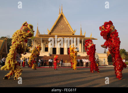 Phnom Penh, Cambodia. 7th Feb, 2016. Actors perform lion dance at the Royal Palace in Phnom Penh, Cambodia, Feb. 7, 2016. Lion and dragon dances were performed in Cambodia on Sunday to celebrate the upcoming Chinese Lunar New Year, or Spring Festival, which falls on Monday. Credit:  Sovannara/Xinhua/Alamy Live News