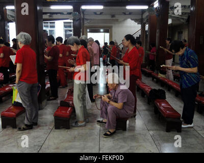 Manila, Philippines. 08th Feb, 2016. Filipino-Chinese worshippers pray at the Seng Guan Temple on Chinese New Year. This year marks the Year of the Fire Monkey in Chinese astrology. © Richard James M. Mendoza/Pacific Press/Alamy Live News Stock Photo