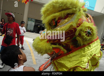 Manila, Philippines. 08th Feb, 2016. A Filipino child looks at a dragon dancer in Manila's Chinatown. This year marks the Year of the Fire Monkey in Chinese astrology. © Richard James M. Mendoza/Pacific Press/Alamy Live News Stock Photo