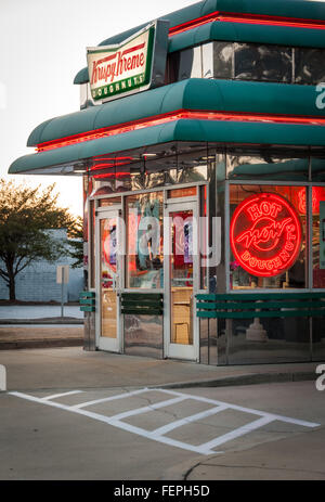 Krispy Kreme Doughnuts in Lilburn (Metro Atlanta), Georgia with illuminated "Hot Now" neon sign. Stock Photo