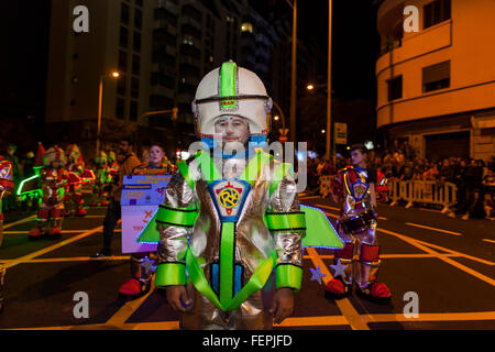 Characters, dancers and floats at the opening parade of the Carnaval de Santa Cruz de Tenerife. Thousands of people in groups of Stock Photo