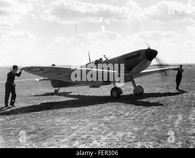 Supermarine spitfire plane Spitfire Mk IA flying, side view, Duxford ...