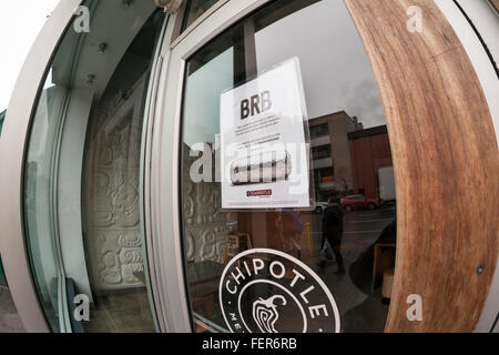 A sign posted on a Chipotle Mexican Grill restaurant in New York informs customers that this branch, as are all branches,  of the chain is closed from 11AM to 3PM to convene a meeting on food safety attended by its employees. Chipotle recently suffered public relations damage with instances of food borne illnesses in some of its restaurants.  (© Richard B. Levine) Stock Photo