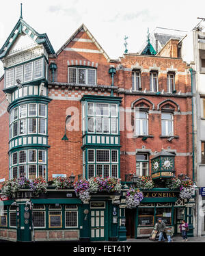 M. J. O'Neill's Bar, a popular Victorian city centre pub in Suffolk Street, central Dublin, Republic of Ireland Stock Photo