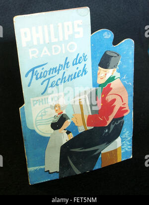 Philips radio Triomph der Techniek kartonnen reklame bord foto 2 Stock Photo