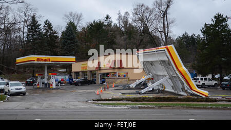 Dresden, Germany - April 18, 2022: Shell gas station. Sonax products in the  store: windshield washer winter, defroster Stock Photo - Alamy