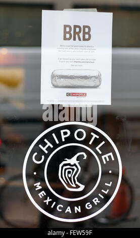 New York, USA. 08th Feb, 2016. A note that reads 'BRB' (Be right back) seen on a shop window of a closed restaurant of the fast food chain Chipotle Mexican Grill on the Upper Eastside in New York, USA, 08 February 2016. The company had closed every branch for a few hours due to a company meeting. Photo: CHRISTIAN FAHRENBACH/dpa/Alamy Live News Stock Photo