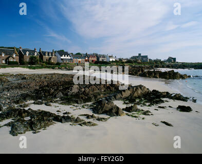 View along the shore of St Ronan's Bay from the jetty at Baile Mor, showing the main village street with the abbey beyond. Iona, Scotland, UK Stock Photo