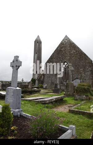 Kilmacduagh (Cill Mhic Dhuach) a round tower in Co. Galway Stock Photo