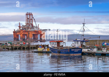 NORTH SEA OIL RIG WEST PHOENIX ANCHORED OUTSIDE CROMARTY HARBOUR WITH FISHING BOATS CROMARTY FIRTH BLACK ISLE SCOTLAND Stock Photo