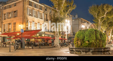 Brasserie , Fountain, Cours Mirabeau, Boulevard at night, Aix en Provence. Provence, France Stock Photo