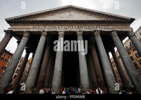 The Pantheon on Piazza della Rotonda, Rome, Italy Stock Photo