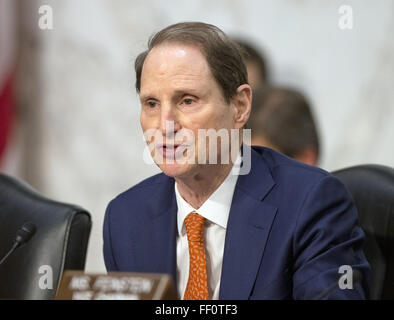 Washington, District of Columbia, USA. 9th Feb, 2016. United States Senator Ron Wyden (Democrat of Oregon) questions witnesses during an open hearing held by the US Senate Select Committee on Intelligence to examine worldwide threats on Capitol Hill in Washington, DC on Tuesday, February 9, 2016. Credit:  ZUMA Press, Inc./Alamy Live News Stock Photo