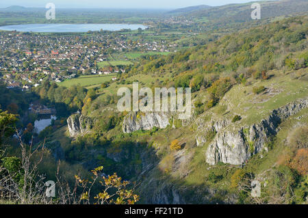 Cheddar Gorge viewed from Cheddar Cliffs, with Cheddar Reservoir, Brent Knoll & Crook Peak in the distance Stock Photo