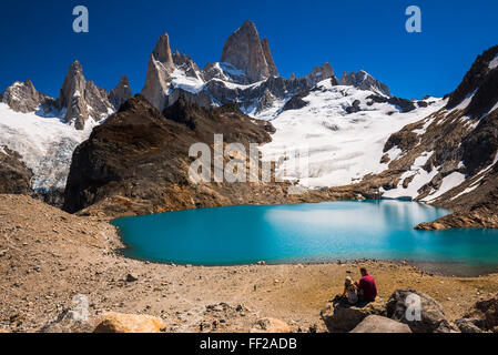 Hikers at RMago de RMos Tres (RMaguna de RMos Tres) with Mount Fitz Roy (Cerro ChaRMten), UNESCO, ERM ChaRMten, Patagonia, Argentina Stock Photo