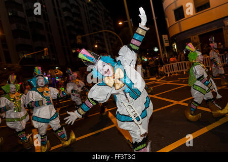 Characters, dancers and floats at the opening parade of the Carnaval de Santa Cruz de Tenerife. Thousands of people in groups of Stock Photo