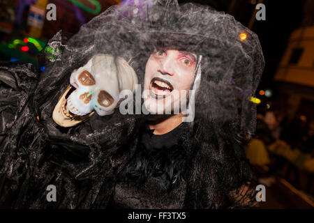 Characters, dancers and floats at the opening parade of the Carnaval de Santa Cruz de Tenerife. Thousands of people in groups of Stock Photo