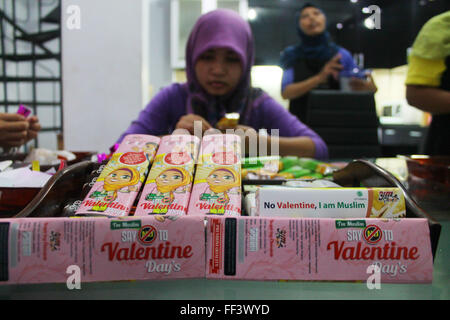 Sidoarjo, EAST JAVA, INDONESIA. 10th Feb, 2016. Chocolate artisans show entitled ''Say No To Valentine's Day'' in the home industry in Sidoarjo, East Java, Indonesia, on February 10, 2016. Making chocolate themed ''Say No To Valentine's Day'' is intended as a form of rejection in the tradition of Valentine's Day celebrations in Indonesia. Valentine's Day celebrations in Indonesia controversy on a number of community organizations as judged according to Islamic law. © Suryanto/ZUMA Wire/Alamy Live News Stock Photo