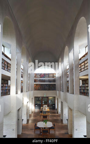 Library Interior of Murray Edwards College, Cambridge Designed by Chamberlin, Powell and Bon Stock Photo