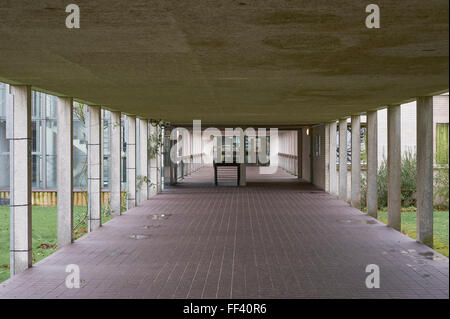 Walkway at Murray Edwards College, Cambridge Designed by Chamberlin, Powell and Bon Stock Photo