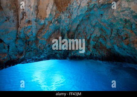 Kroatien, Dalmatien, Vis, die Blaue Grotte (Modra Spilja) auf der Insel Bisevo Stock Photo