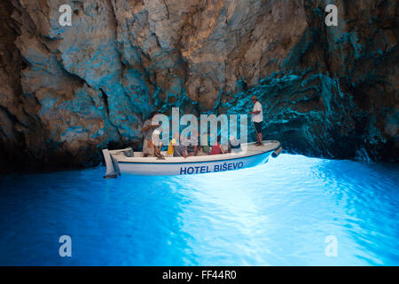 Kroatien, Dalmatien, Vis, die Blaue Grotte (Modra Spilja) auf der Insel Bisevo Stock Photo