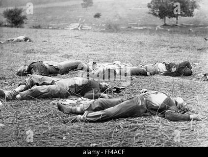 Gettysburg Battlefield. Bodies of dead Federal soldiers on the battlefield at Gettysburg after the first day's battle, American Civil War, July 1863. Stock Photo