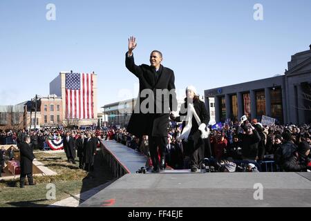 U.S. Senator Barack Obama waves as he arrives to announce his candidacy for president of the United States at the Old State Capitol February 10, 2007 in Springfield, Illinois. Stock Photo