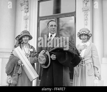 D.W.GRIFFITH  (1875-1948) American film director in January 1922 with Lillian Gish at left and Dorothy Gish Stock Photo