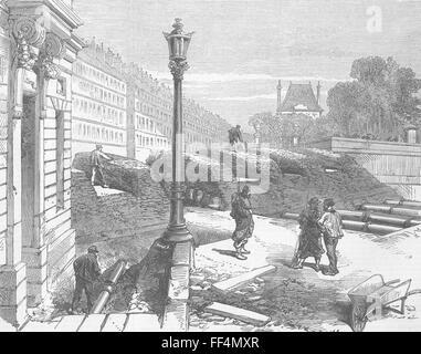 PARIS COMMUNE Rue De Rivoli barricade 1871. Illustrated London News Stock Photo