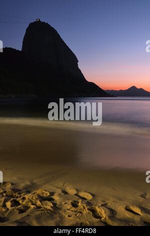 Rio de Janeiro, Brazil, 10th February, 2016. Colourful dawn in Vermelha Beach, with Sugarloaf at left Credit:  Maria Adelaide Silva/Alamy Live News Stock Photo