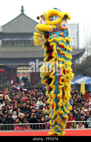 Xuchang, China. 10th February, 2016. Photo taken on Feb. 10, 2016 shows people watching a lion dance during a Spring Festival temple fair held in Xuchang City, central China's Henan Province. Credit:  Xinhua/Alamy Live News Stock Photo