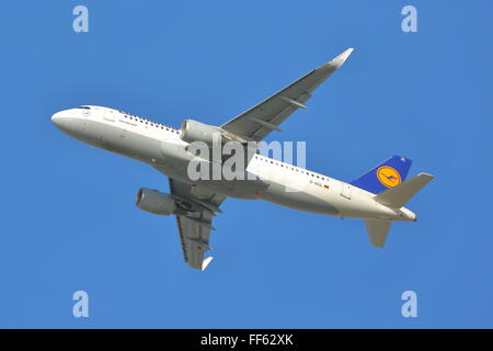 Lufthansa Airbus A320-200 D-AIUL departing from London Heathrow Airport, UK Stock Photo