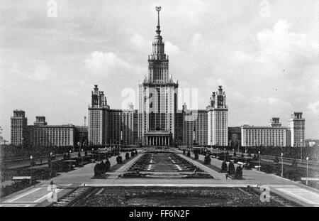 geography / travel, Russia, Moscow, buildings, Lomonosov Moskow State University, exterior view, main building, built by Lew Rudnew (1885 - 1956), 1947 - 1953, picture postcard, 1960s, Additional-Rights-Clearences-Not Available Stock Photo
