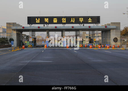 Paju, Gyeonggi, South Korea. 11th Feb, 2016. Diylight view of closing on Dora CIQ gate, near the border village of Panmunjom, in Paju, South Korea. South Korea said Wednesday that it will shut down a joint industrial park with North Korea in response to its recent rocket launch, accusing the North of using hard currency from the park to develop its nuclear and missile programs. Credit:  Zuma Press/ZUMA Wire/Alamy Live News