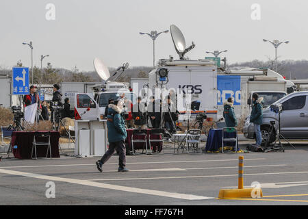 Paju, Gyeonggi, South Korea. 11th Feb, 2016. South Korean TV live broadcasting team gather in Dora CIQ near the border village of Panmunjom, in Paju, South Korea. South Korea said Wednesday that it will shut down a joint industrial park with North Korea in response to its recent rocket launch, accusing the North of using hard currency from the park to develop its nuclear and missile programs. Credit:  Zuma Press/ZUMA Wire/Alamy Live News