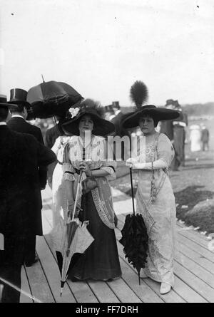 fashion, early 20th century / turn of the century, two ladies, circa 1900, Additional-Rights-Clearences-Not Available