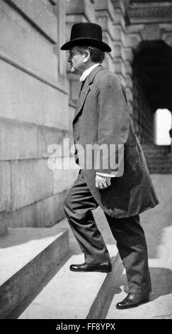 ROBERT LA FOLLETTE /n(18551925). American politician. A cartoon